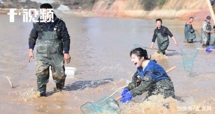 真正的承包鱼塘！湖南高校举办捕鱼大赛，师生直接嗨出表情包