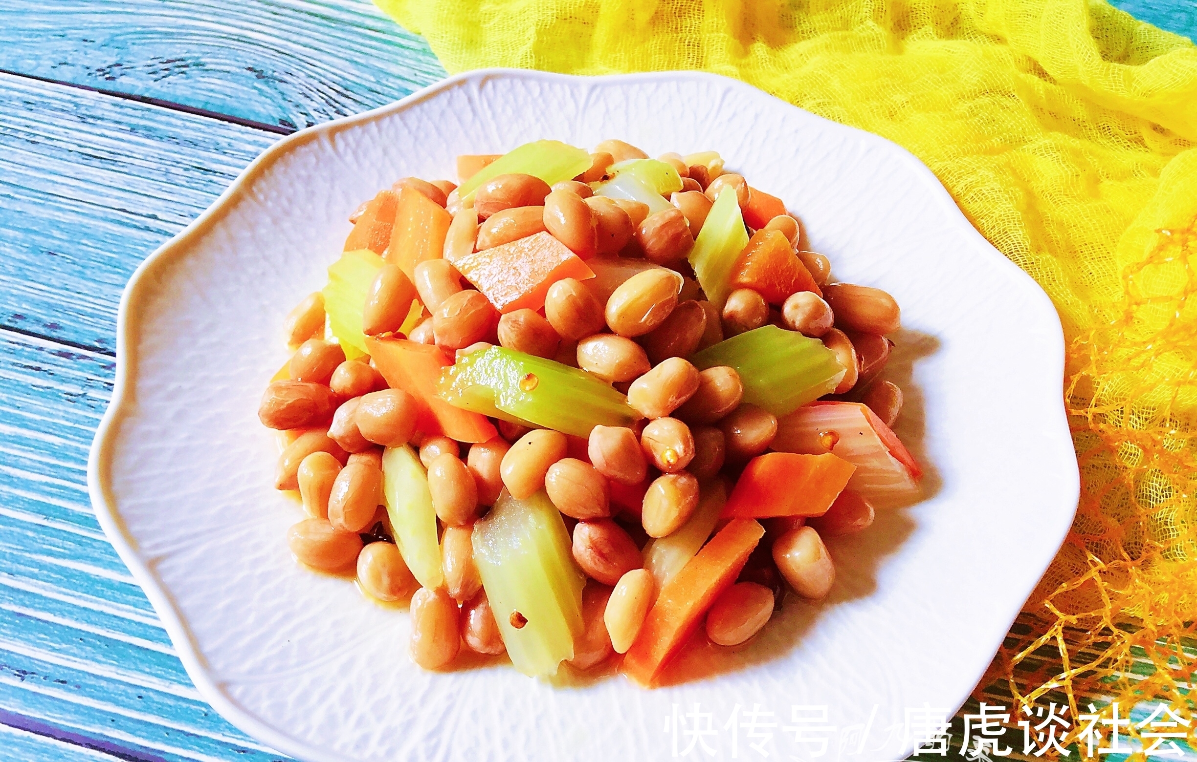 水煮花生|水煮花生米都放什么调料?30年大厨:别只会加盐,这样做才好吃