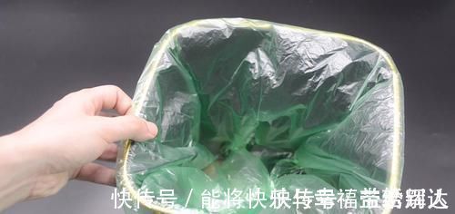 保鲜袋用完后的纸筒不要扔，原来放在家里特别实用，方法太赞了