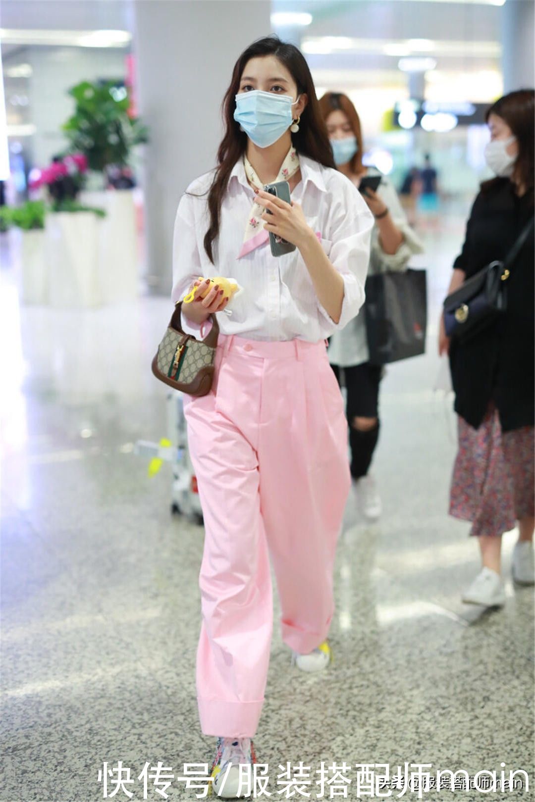 小黑裤已经过时了？今年这3种颜色的裤子才让人眼前一亮