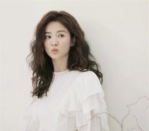 发型 女人50岁后,别再剪短发了!今年流行这些发型,时髦减龄又气质