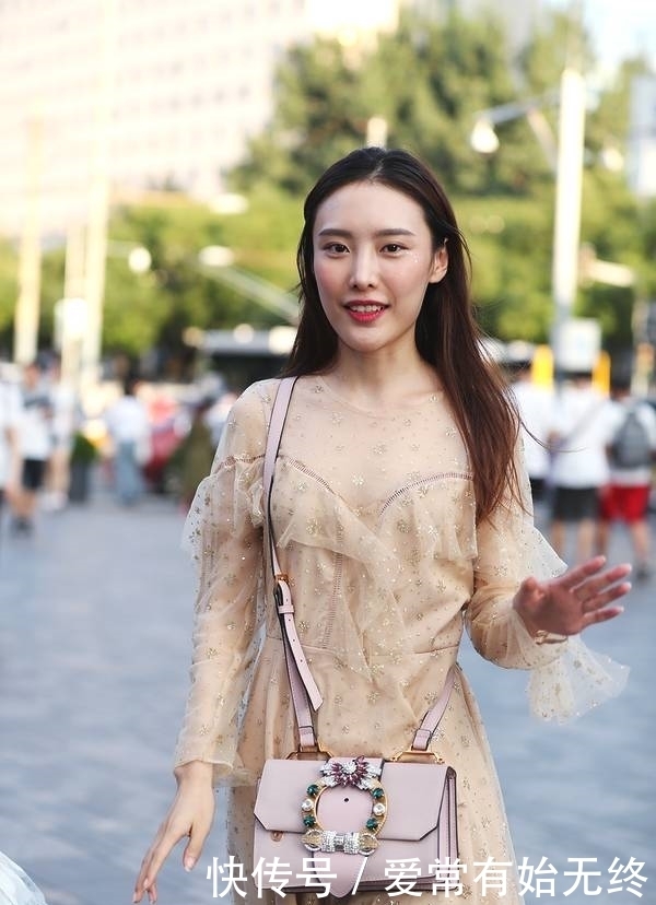 小姐姐|街拍:比较害羞的小姐姐