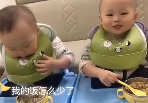 双胞胎|“糊涂蛋哥哥”错把饭喂到弟弟嘴里,瞬间慌了“小手一摊”萌化了