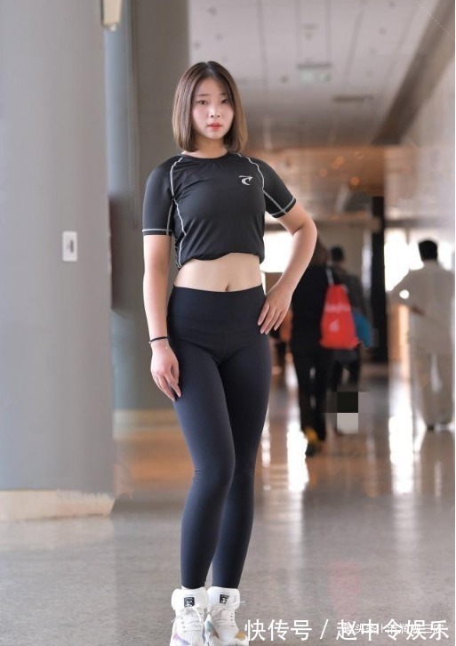 打底裤 低调美丽的打底裤美女，修饰出完美身材，彰显自然美！