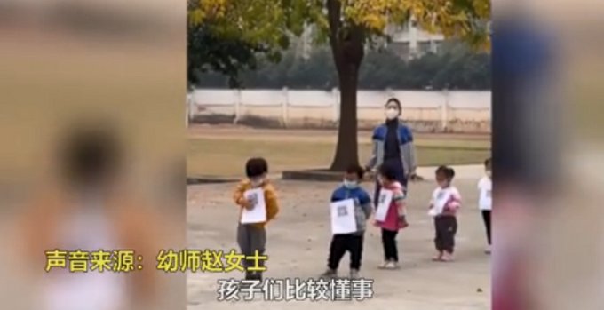 孩子们|幼儿园宝宝挂二维码排队做核酸，这一幕破防了！网友：乖得让人心疼