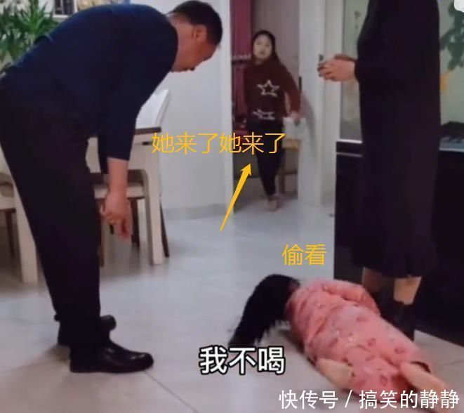 二胎家庭|啥叫“一物降一物”?在老人面前耍赖皮的妹妹,看到姐姐立马怂了