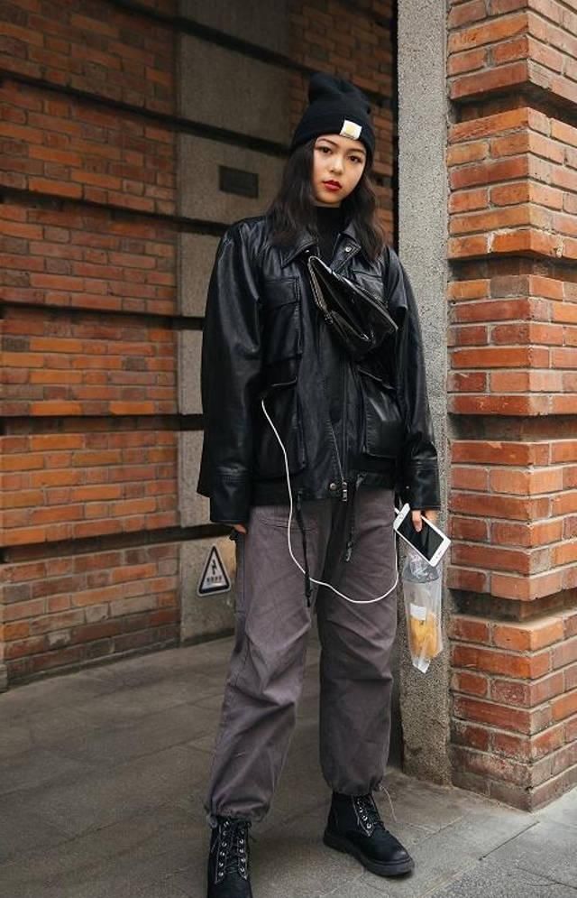 街拍：小姐姐选择一件短裙搭配，直白的秀出大长腿