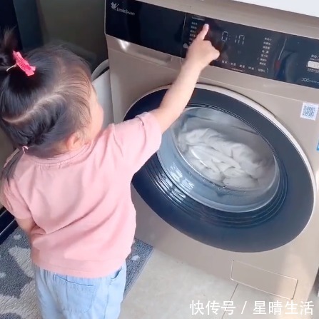 情结|宝宝发现被子被洗了,气得直跺脚,无奈之下的决定把奶奶萌到了
