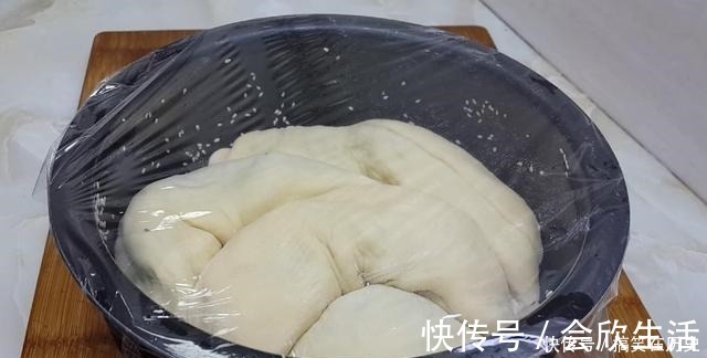 以后面粉就这样做，加3个鸡蛋，不用烤不用蒸，比蛋糕都香甜好吃