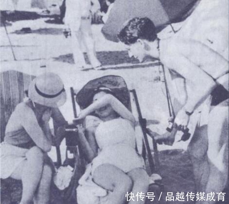 日本|老照片:洋人帅哥让日本泳装女很羞涩 全面侵华上层仍然歌舞升平