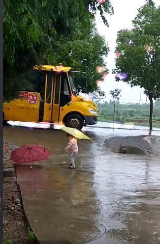 大宝|下雨天,妹妹在路边撑着伞接哥哥放学,接下来妹妹举动暖炸了