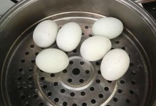 “皮蛋”到底用不用煮，30年一直吃错了，难怪味道刺鼻口感差！