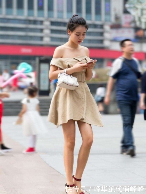 情调|街拍:美女搭配高跟鞋穿出时尚情调女人味