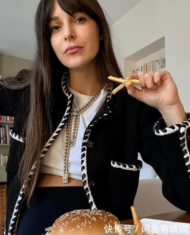 女人|女人过了40岁,穿得越简单越高级,冬天能玩转“黑白配”就是高手