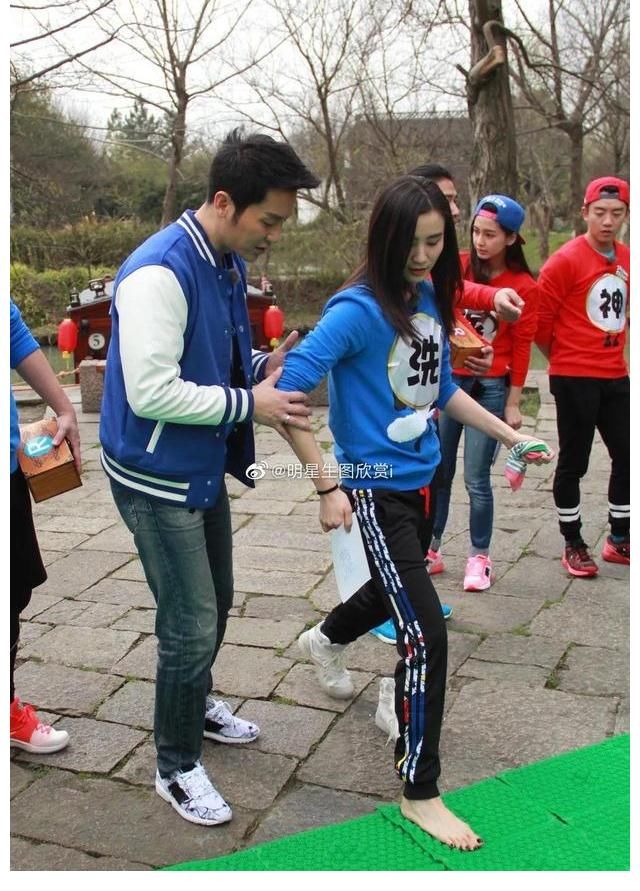 宋佳 跑男综艺现场(大图)脱袜赤足满场跑