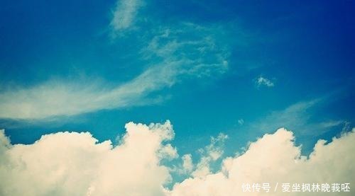 多情明月洒东墙,拥蟾光,理红妆