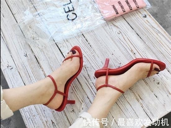 一字扣 搭配超高的一字带细跟高凉鞋, 让你的双脚更显纤细与修长!