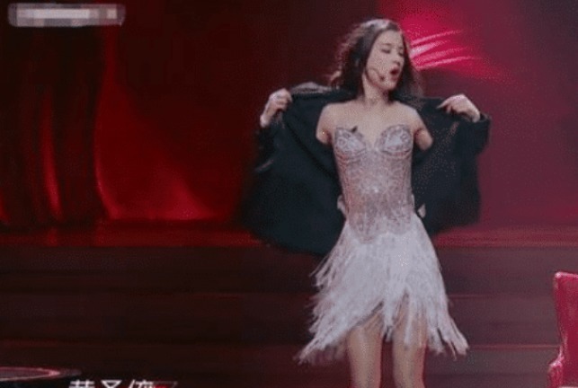 有種“舞臺(tái)裝”叫黃圣依的褲子,明明穿的有,看著卻像沒(méi)穿一樣