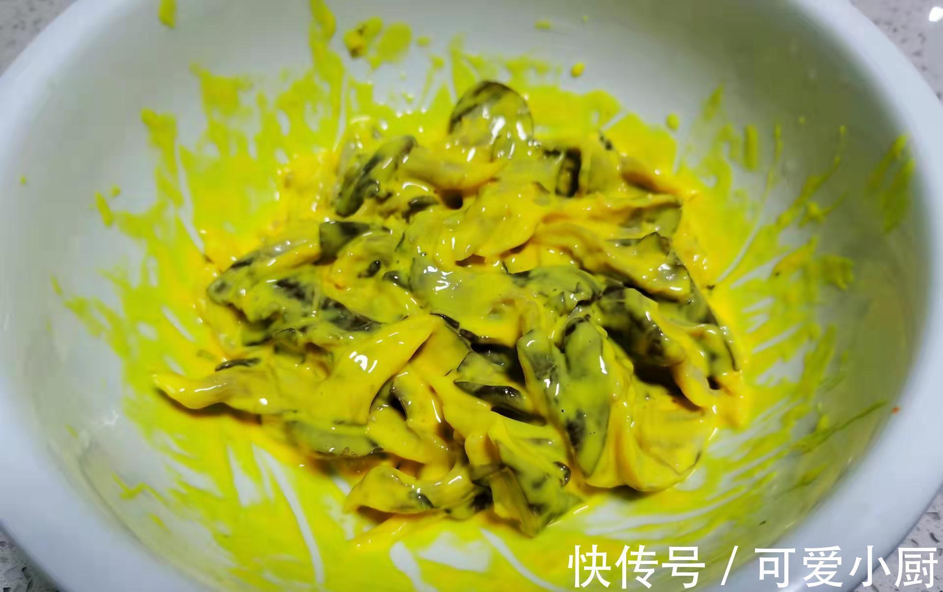 炸平菇时,裹淀粉或面粉都不对!教你正确的做法,焦香酥脆不回软