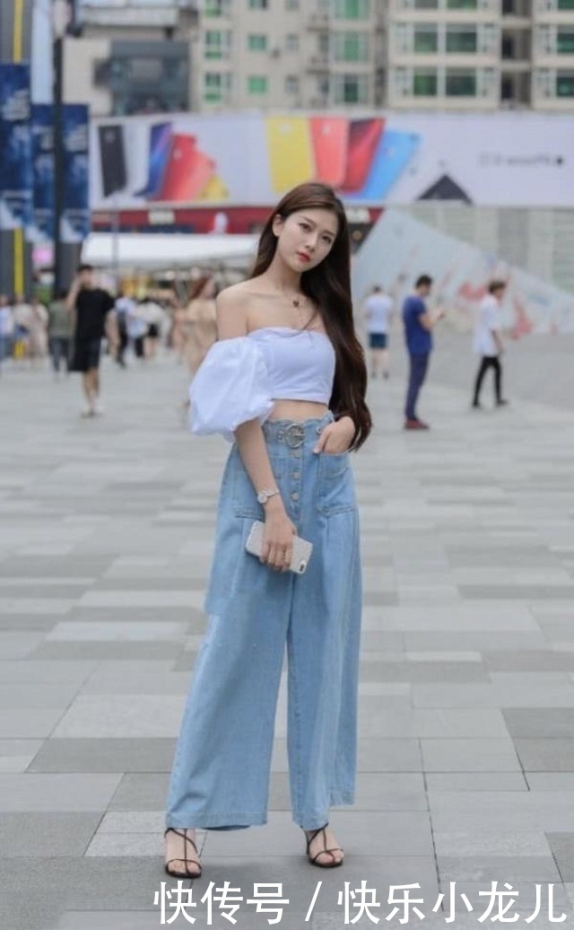 时尚穿搭,美女搭配米色的高跟长靴,经典又不失时尚格调