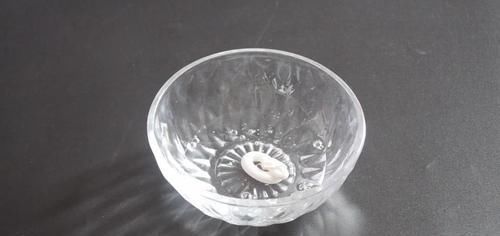 擦玻璃别用水了,教你用一秘招,擦完的玻璃光亮如新,方法太棒了