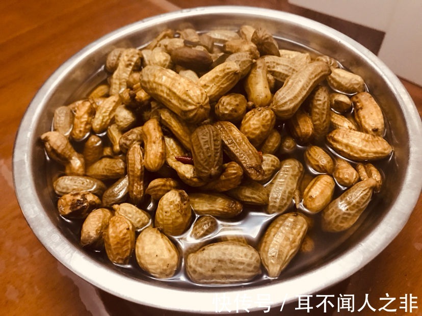 花盆里垫点小东西，大大增加透气性，养花不烂根！