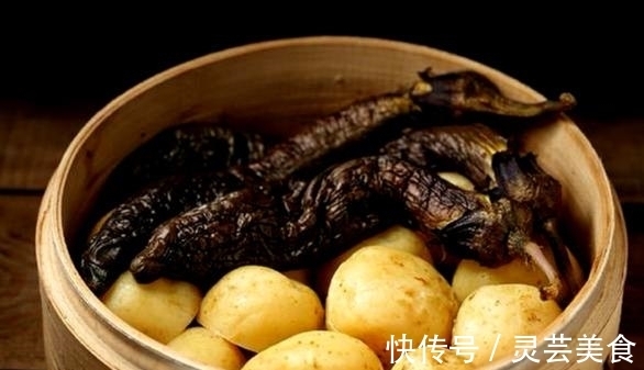 土豆茄子|纯正东北农家菜，土豆茄子蒸一蒸，酱料调制有套路