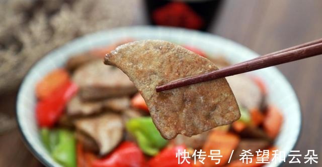 滋补|猪肝这样炒，又鲜又嫩，下饭又解馋，营养滋补，家人吃不够！