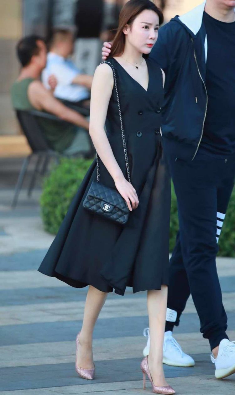 连衣裙可以增强轻盈感,更加时尚减龄一些,简约而不失时尚