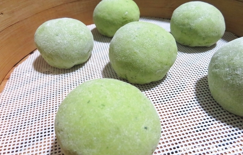 蒸馒头用它和面,不光营养丰富,还有蔬菜的清香,一次多吃两个!