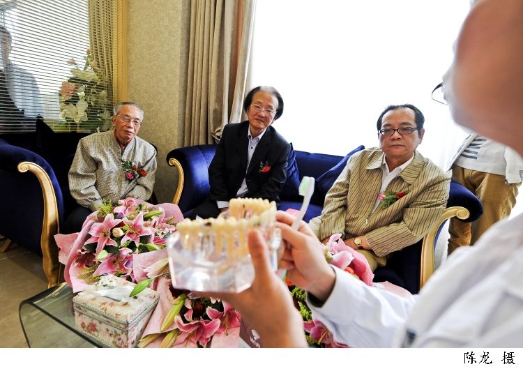 牙线|我国仅不到一成中年人牙周健康？这八招教你应对“中年牙齿危机”