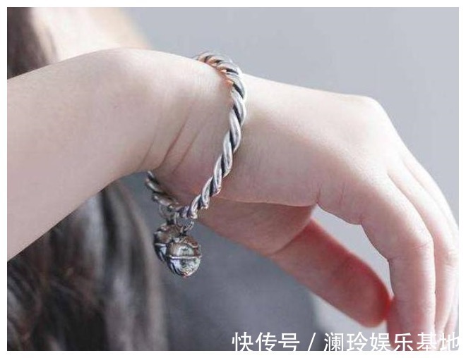 排毒|女人再节俭也要戴银手镯,戴“这只手”能排毒,可惜总有人戴反了