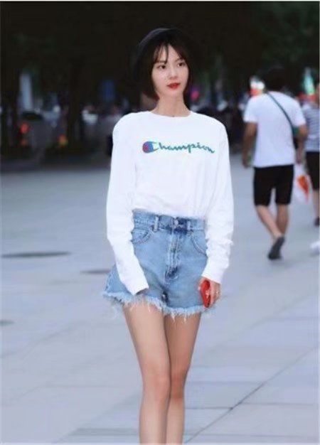 街拍:白色上衣搭配牛仔短裤,小巧的面颊,看起来非常漂亮
