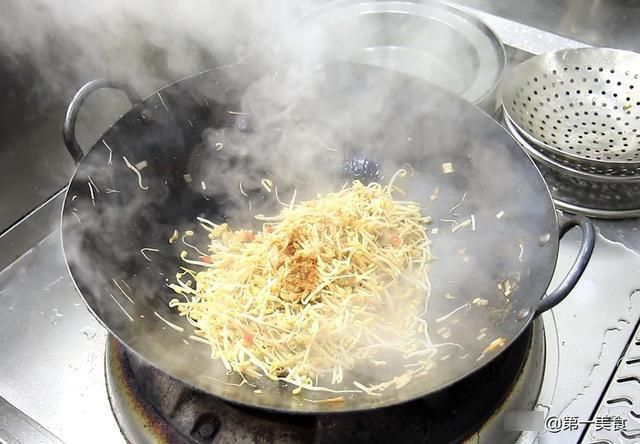 绿豆芽|绿豆芽炒肉丝怎么做不出水，厨师长教你小技巧，清脆爽口又入味