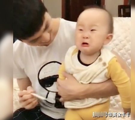 宝妈|全家人准备吃饭,宝妈和宝宝的互动,一家人笑翻:吃货一枚。