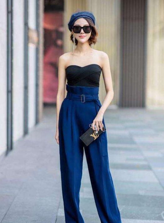 小姐姐|街拍:阳光时尚的小姐姐,深V上衣搭配紧身裙,凸显身材魅力