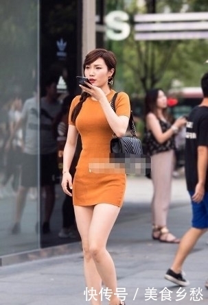 路人街拍，小姐姐脚踩夏日高跟鞋看着也很有范呢