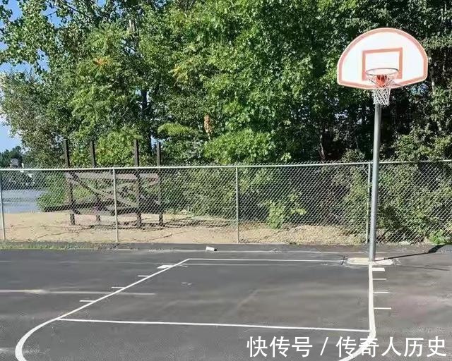 高跟鞋#22个奇葩设计,荡秋千式马桶,上厕所也要技术!