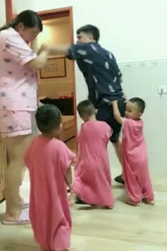 三胞胎|爸爸和妈妈假装打架,三胞胎儿子的做法,让妈妈眼泪不停