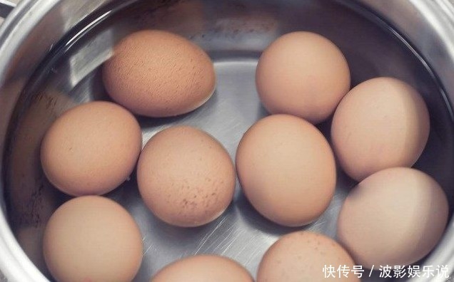 煮鸡蛋,最忌直接用清水煮!多加2种调料,又香又嫩,蛋壳更好剥