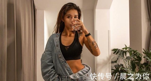 赛博朋克|90后健身美女COS赛博朋克武侠,大长腿绑皮带网友们为她疯狂加分