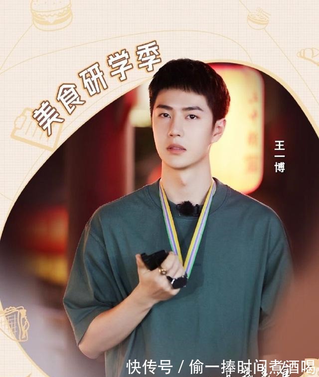 墨绿色|王一博，小众品牌的高光时刻，墨绿色T恤成王者归来的焦点！