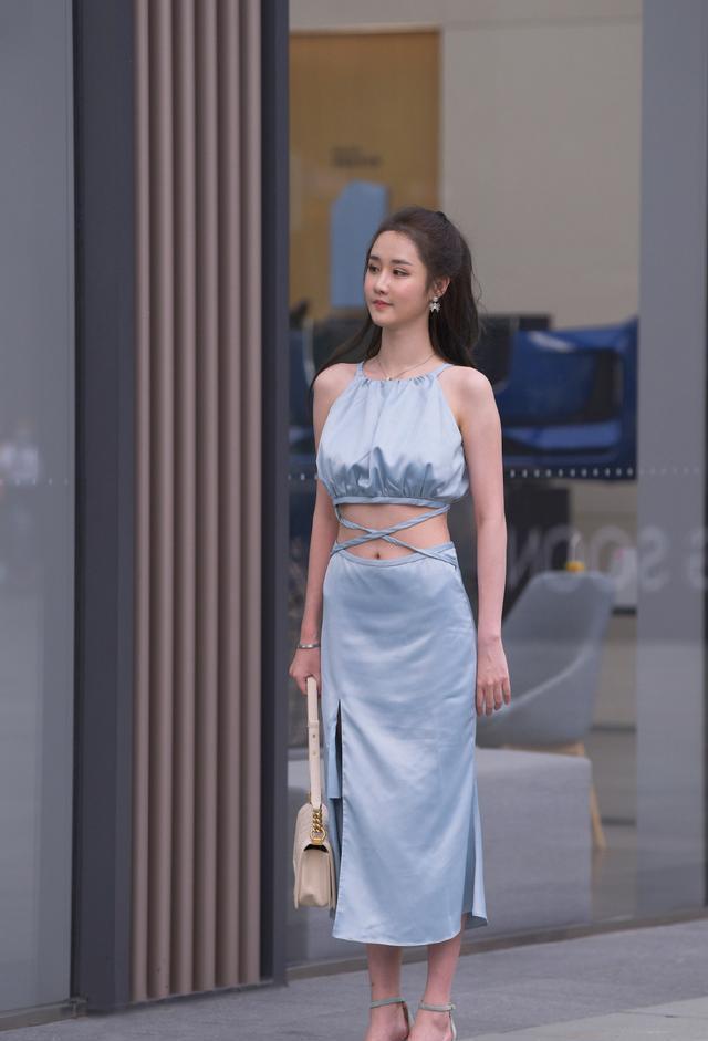 带来了一|街头美女的另类穿搭,露脐吊带+开叉长裙,让你在阳光下闪闪发光