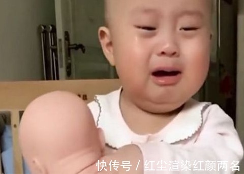 娃娃|宝妈告诉儿子给他生了个弟弟,儿子看着手中的“弟弟”,反应真逗