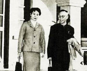 溥仪|晚年溥仪重游故宫,对着龙椅说了1句话,所存在的悲哀真是我们不能体会的!