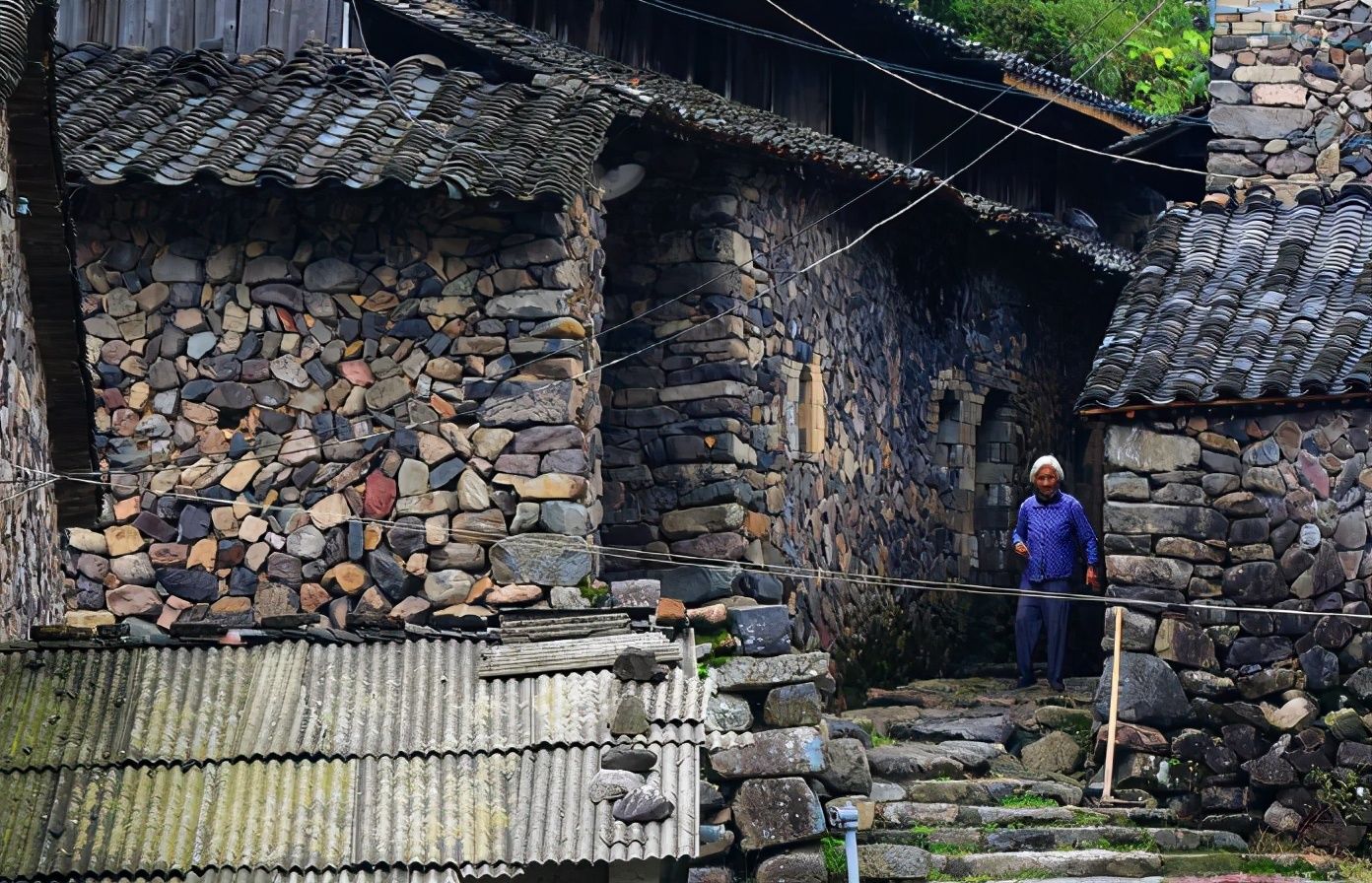 惹火|浙江一江南小城“惹火”，被称“石头村”，安静秀丽比肩苏州