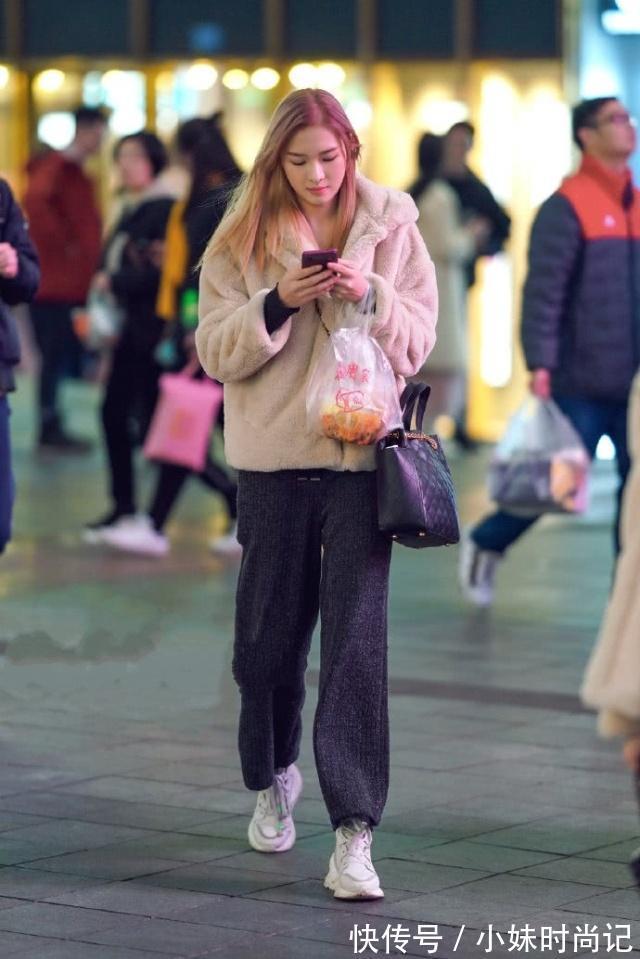 搭配 街拍:青春活力范的小姐姐,七分打底裤搭配卫衣,尽显休闲风格!
