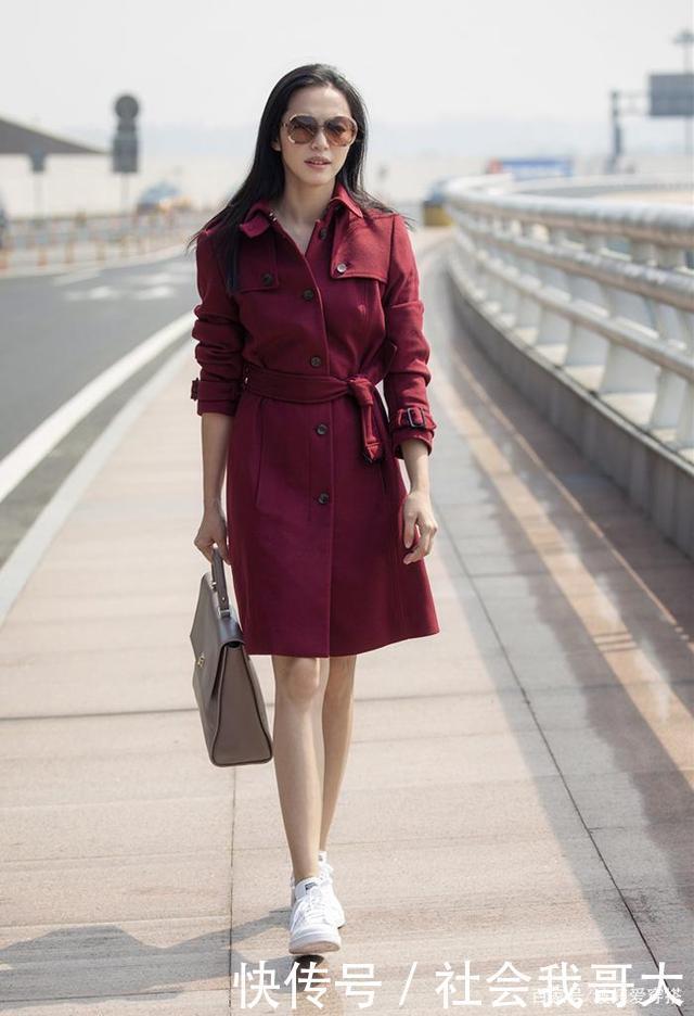 奔四的女人买风衣,多挑这4款“显白色”,高级优雅、还不易过时