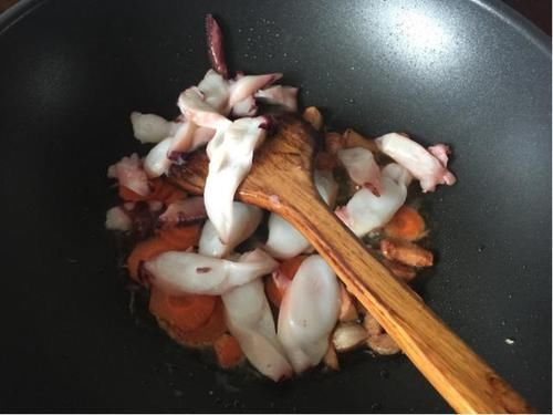 胡萝卜片|炒蒜苔，焯水还过油？其实都不对，这样做翠绿又鲜嫩