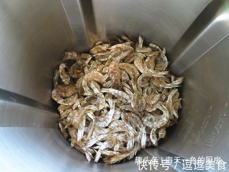 教您在家制作美味调味料,炒菜时加一点它比味精还鲜,快试试!